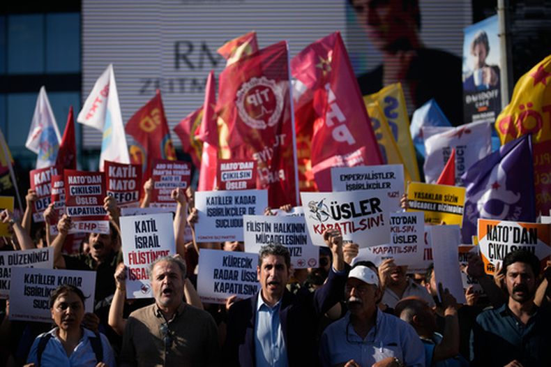 Manifestantes corean eslóganes y muestran carteles durante una manifestación contra la OTAN en Estambul, Turquía, el 27 de junio de 2026, días antes de la cumbre de la alianza prevista en Ankara el 7 y 8 de julio. (AP Foto/Khalil Hamra)