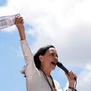La líder opositora venezolana María Corina Machado con tarjetas de votación en una protesta contra la reelección del presidente Nicolás Maduro en Caracas, el 28 de agosto del 2024. (AP foto/Ariana Cubillos)
