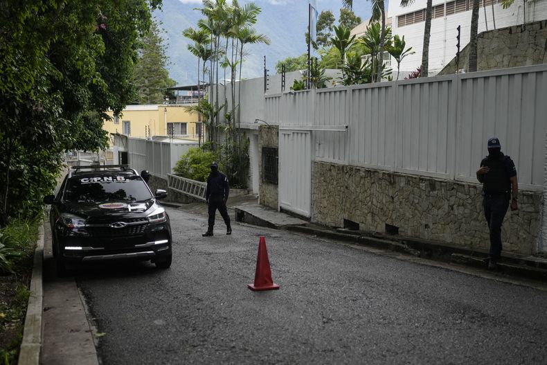 ARCHIVO - Una patrulla de la policía estacionada afuera del complejo diplomático de Argentina donde algunos miembros de la oposición venezolana se refugiaron, en Caracas, Venezuela, el 31 de julio de 2024. (AP Foto/Matias Delacroix, Archivo)