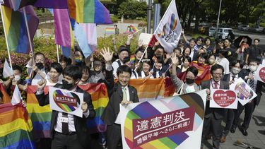 Abogados de demandantes y partidarios festejan un fallo de la corte distrital de Nagoya, Japón, martes 30 de mayo de 2023. La corte halló que la política del gobierno de no permitir el matrimonio entre personas del mismo sexo es anticonstitucional, en un fallo esperado que podría significar un paso hacia la igualdad matrimonial en un país que se resiste a aprobar una ley contra la discriminación de los LGBTQ+. (Kyodo News via AP)
