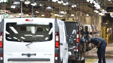 Un empleado inspecciona un coche en la planta de producción de vehículos Vauxhall en Luton, Inglaterra, el 2 de febrero de 2015. (Toby Melville/PA vía AP)