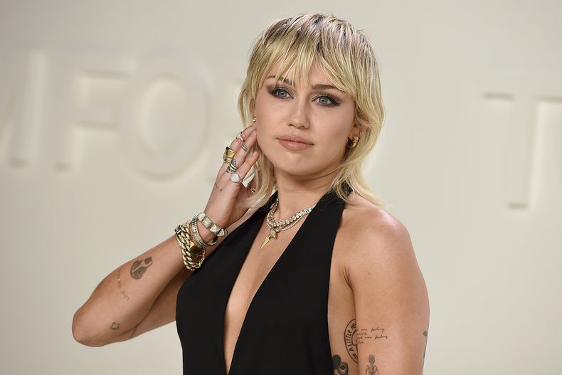 ARCHIVO - Miley Cyrus en el desfile de Tom Ford en Los Angeles el 7 de febrero de 2020. Cyrus está nominada al Grammy al álbum del año y mejor álbum pop vocal Endless Summer Vacation. Su sencillo Flowers compite por tres Grammy. (Foto Jordan Strauss/Invision/AP, archivo)