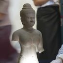 Personal especializado prepara una estatua que regresó de Estados Unidos a Camboya, antes de una ceremonia oficial en el Museo Nacional de Camboya, el jueves 4 de julio de 2024, en Nom Pen, Camboya. (Foto AP/Heng Sinith)