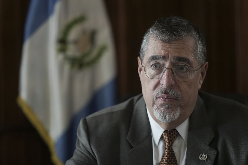 El presidente de Guatemala, Bernardo Arévalo, en una entrevista en el Palacio Nacional en Ciudad de Guatemala, el miércoles 15 de enero de 2025. (AP Foto/Emmanuel Andrés)