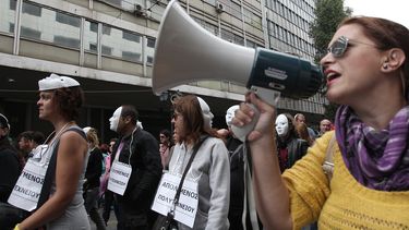 americateve | El personal de la Universidad de Atenas suspendi&oacute; todas sus operaciones por cuarta semana en protesta por la reducci&oacute;n de personal. Cientos de empleados administrativos efectuaron esta protesta en la capital el 3 de octubre del 2013. El 8 de