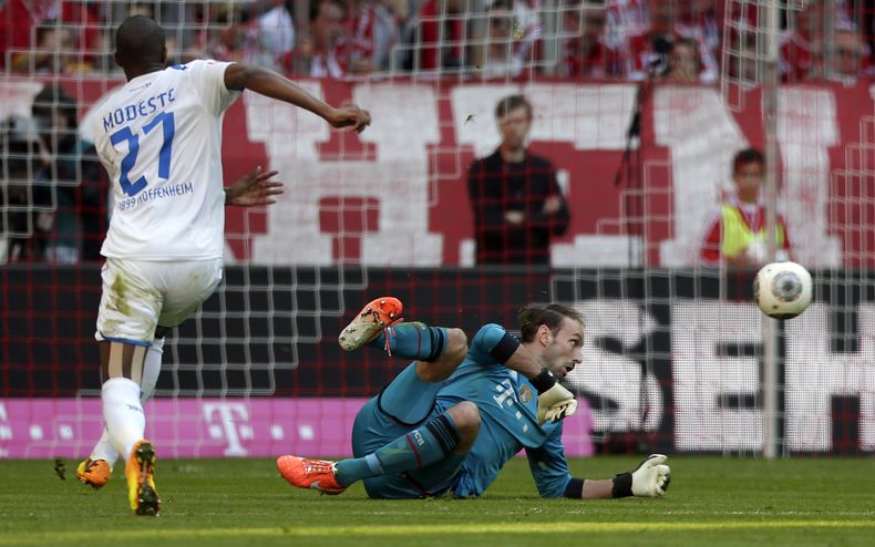 El jugador de Hoffenheim, Anthony Modeste, izquierda, anota un gol contra Bayern Munich el s&aacute;bado, 29 de marzo de 2014, en Munich, Alemania. (AP Photo/Matthias Schrader)