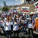 Opositores venezolanos marchan por Leopoldo López