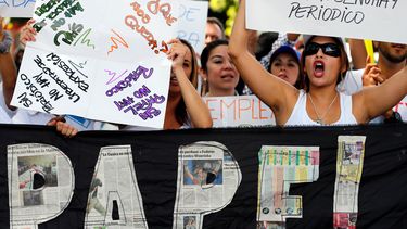 americateve | En esta foto captada el 28 de enero de 2014, periodistas y empleados de diarios capitalinos protestan fuera de la empresa estatal CADIVI que regula la venta de divisas.  El diario venezolano El Universal, uno de los principales del pa&iacute;s, se declar&