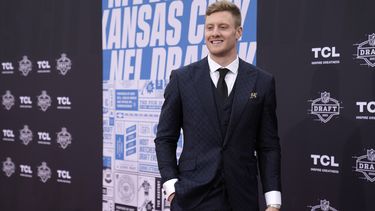 Will Levis, quarterback de Kentucky, así llegó a la alfombra roja previo a la primera ronda del draft de la NFL, el jueves 27 de abril de 2023, en Kansas City, Missouri. No se quedó para escuchar su nombre en el segundo día, después de no ser elegido el primer día. Fue tomado por los Titans de Tennessee en la segunda ronda. (AP Foto/Charlie Riedel)