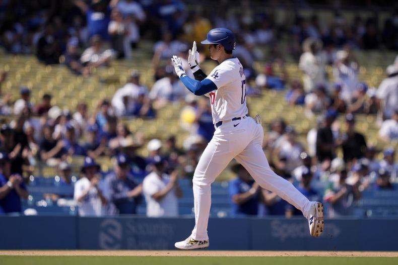 Shohei Ohtani, de los Dodgers de Los Ángeles reacciona mientras se dirige a la tercera base tras conectar un jonrón solitario durante el quinto episodio del juego de béisbol ante los Guardianes de Cleveland, el domingo 8 de septiembre de 2024, en Los Ángeles. (AP Foto/Mark J. Terrill)