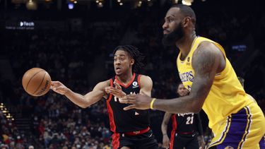 Simons suma 29, Blazers remontan para ganar 107-105 a Lakers
