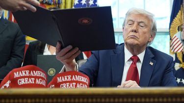 El secretario de personal de la Casa Blanca Will Scharf entrega al presidente Donald Trump una orden ejecutiva para que la firme, en la Oficina Oval de la Casa Blanca, el miércoles 23 de abril de 2025, en Washington. (AP Foto/Alex Brandon)