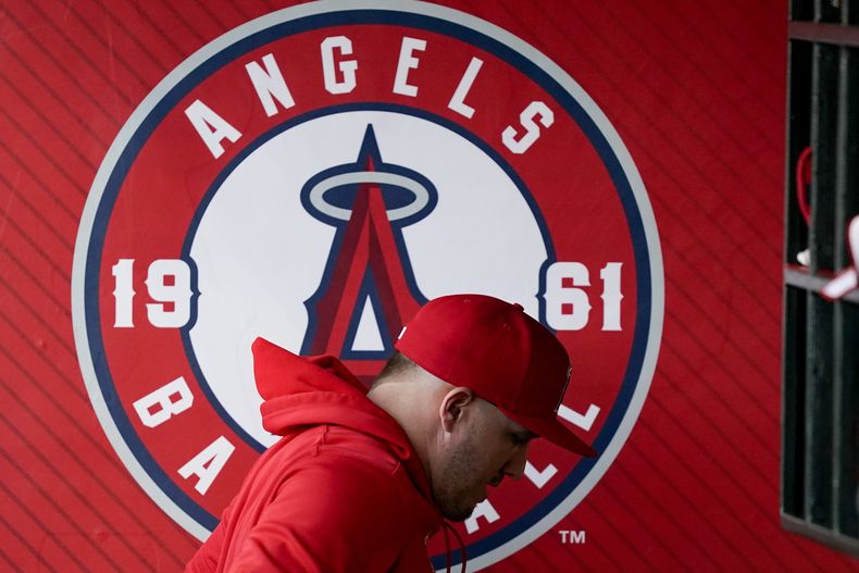 Mike Trout se marcha de la cueva antes de un juego entre los Angelinos de Los Ángeles y los Filis de Filadelfia, el martes 30 de abril de 2024 (AP Foto/Ryan Sun)