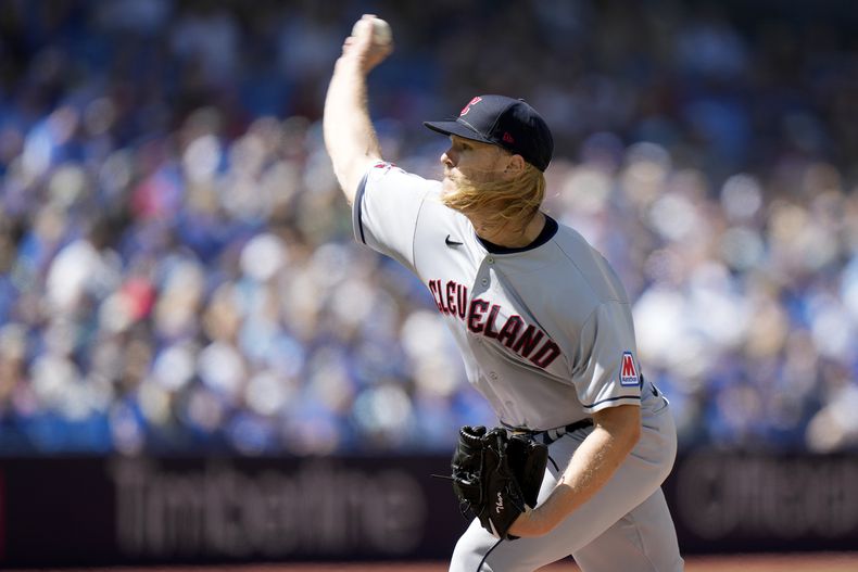 El abridor Noah Syndergaard de los Guardianes de Cleveland lanza ante los Azulejos de Toronto durante la primera entrada del juego en Toronto. Domingo 27 de agosto de 2023. (Frank Gunn/The Canadian Press via AP)