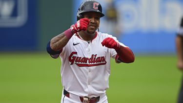 José Ramírez, de los Guardianes de Cleveland, corre las bases después de conectar un jonrón solitario ante el lanzador de los Cerveceros de Milwaukee, Quinn Priester, durante la primera entrada de un juego de béisbol, el martes 13 de mayo de 2025, en Cleveland. (AP Foto/David Dermer)