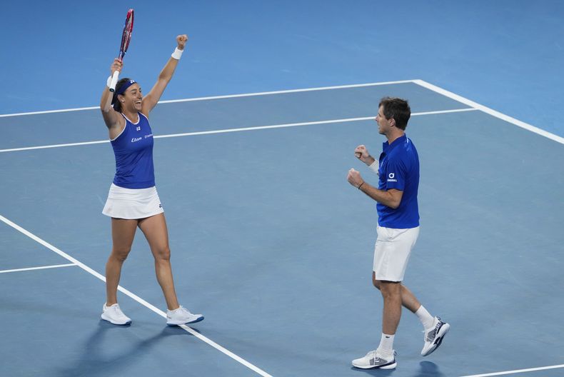 Caroline Garcia y Edouard Roger-Vasselin de Francia celebran tras ganar el duelo de dobles mixtos en los cuartos de final de la United Cup ante los noruegos Ulrikke Eikeri y Casper Ruud en Sydney el jueves 4 de enero del 2024. (AP Foto/Mark Baker)