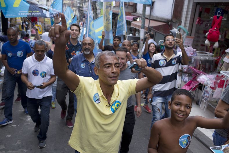ARCHIVO - Foto del 4 de octubre del 2018 el exfutbolista Romário en campaña como candidato a la gubernatura en el Complexo de Alemao en Rio de Janeiro. El jueves 25 de abril del 2024, Romário vuelve a entrenar a sus 58 años con el América de Río de Janeiro de la segunda división, equipo del que es presidente. (AP Foto/Silvia Izquierdo, Archivo)