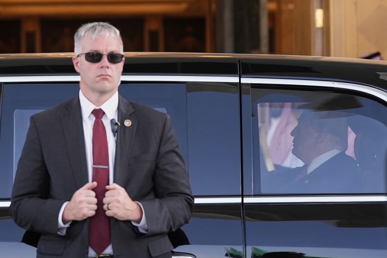 El presidente estadounidense Donald Trump sale del Palacio después de reunirse con príncipe heredero saudí Mohammed bin Salman en Riad, Arabia Saudí, el 13 de mayo de 2025. (AP Foto/Alex Brandon)