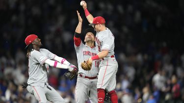 El dominicano de los Rojos de Cincinnati Elly De La Cruz, Joey Votto y Matt McLain celebran la victoria de su equipo ante los Cachorros de Chicago el lunes 31 de julio del 2023. (AP Foto/Charles Rex Arbogast)