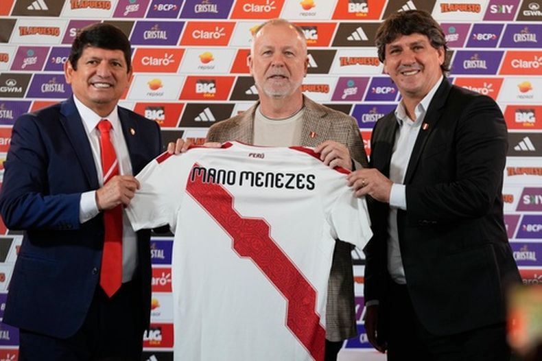 Mano Menezes (centro) sostiene una camiseta de la selección de Perú, al ser presentado como su nuevo técnico el jueves 29 de enero de 2026 por el presidente de la Federación, Agustín Lozano (izquierda) y el gerente deportivo Juan Jean Ferrari en Lima (AP Foto/Martín Mejía)
