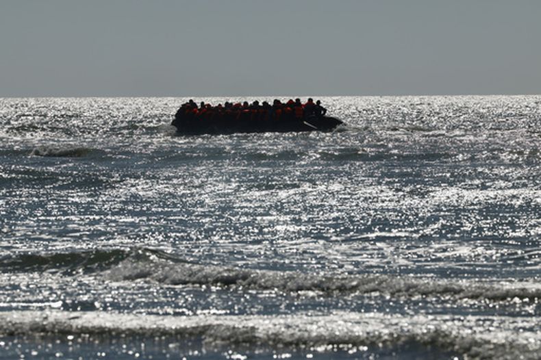 Un grupo de migrantes trata de cruzar de Francia a Gran Bretaña cerca de Hardelot, Francia, el 23 de septiembre del 2026. (AP foto/Jean-Francois Badias)
