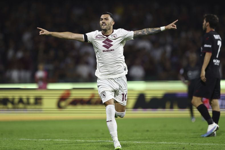 Nemanja Radonjic del Torino celebra tras anotar en le encuentro de la Serie A ante el Salernitana el lunes 18 de septiembre del 2023. (Alessandro Garofalo/LaPresse via AP)