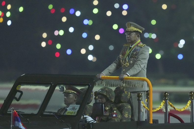 El general Min Aung Hlaing, director del consejo militar, inspecciona a la tropa en un desfile en Naipidó, Myanmar, el 27 de marzo del 2025. (AP foto/Aung Shine Oo)