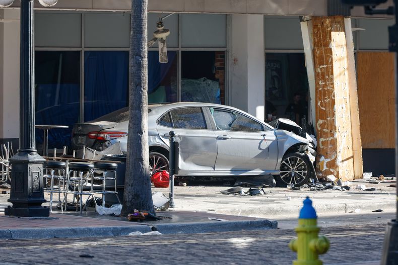 Un carro que se estrelló contra un comercio local en Tampa, Florida, el 8 de noviembre del 2025. (Jefferee Woo/Tampa Bay Times via AP)