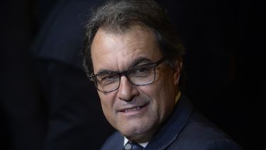 americateve | El presidente de la Generalitat catalana, Artur Mas, durante el estreno de "The Last Match", un documental sobre el legado de la leyenda del f&uacute;tbol Johan Cruyff en Catalu&ntilde;a, Espa&ntilde;a, el 3 de noviembre de 2014. (AP Foto/Manu F