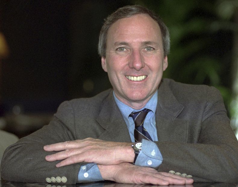 ARCHIVO - Joseph Wambaugh, autor de Fugitive Nights posa durante una entrevista en Los Ángeles en enero de 1992. (AP Foto/Reed Saxon, Archivo)