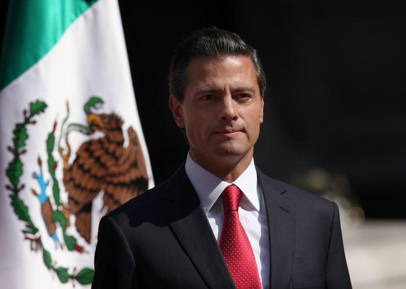 ARCHIVO - En imagen del 3 de noviembre de 2014, el presidente mexicano Enrique Pe&ntilde;a Nieto escucha el himno nacional durante una visita oficial del pr&iacute;ncipe Carlos, de Gales, y su esposa, la duquesa Camilla, en Palacio Nacional de la Ciudad d