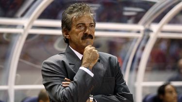 americateve | El t&eacute;cnico de la selecci&oacute;n de Costa Rica, Ricardo La Volpe, observa un partido contra Argentina el 29 de marzo de 2011 en San Jos&eacute;, Costa Rica. La Volpe fue presentado como t&eacute;cnico de Chivas el 2 de abril de 2014.  (AP Photo/Fe