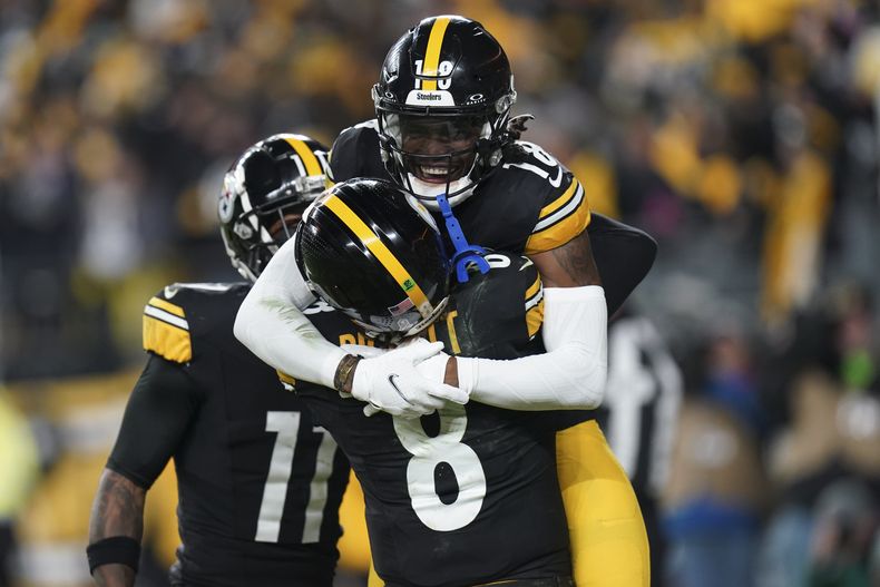 Diontae Johnson, receptor de los Steelers de Pittsburgh, festeja con el quarterback Kenny Pickett (8) tras anotar ante los Titans de Tennessee el jueves 2 de noviembre de 2023 (AP Foto/Matt Freed)
