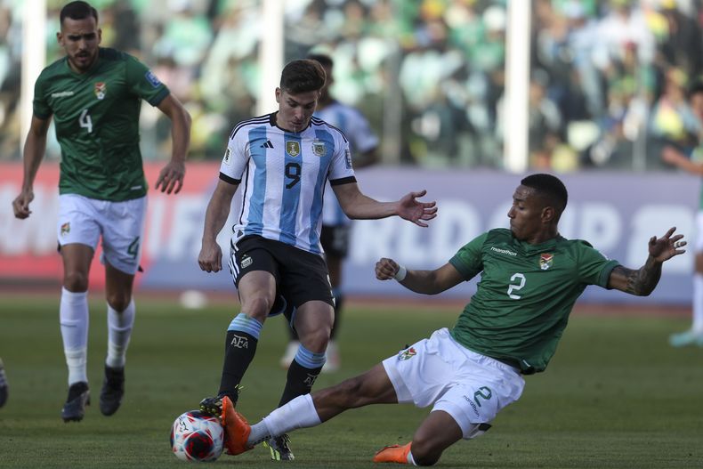 Jairo Quinteros de Bolivia pelea por el balón con el argentino Julián Álvarez en el encuentro de la eliminatoria sudamericana a la Copa Mundial 2026 en el Estadio Hernando Siles en La Paz, Bolivia el martes 12 de septiembre del 2023. (AP Foto/Gaston Brito)