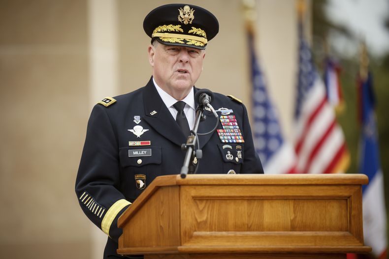 El jefe del Estado Mayor de EEUU, general Mark Milley, en el evento para conmemorar el 79no aniversario del Día D, en Colleville-sur-Mer, Normandía, Francia, el 6 de junio de 2023.. (Foto AP /Thomas Padilla)