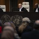 El juez presidente Nawaf Salam lee el fallo de la Corte Internacional de Justicia, en La Haya, Holanda, el viernes 24 de mayo de 2024. (AP Foto/Peter Dejong)