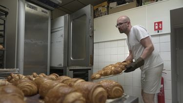 El panadero Kevin Luce hornea pasteles en Saint-Just-en-Chaussee, Francia, el jueves 24 de septiembre de 2026. (AP Foto/John Leicester)