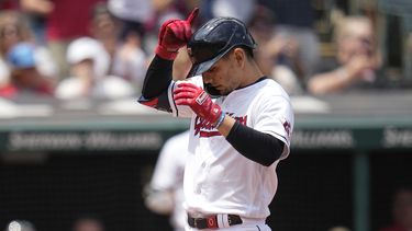 Andrés Giménez de los Guardianes de Cleveland cruza el plato tras conectar un segundo jonrón ante los Astros de Houston, el domingo 11 de junio de 2023, en Cleveland. (AP Foto/Sue Ogrocki)