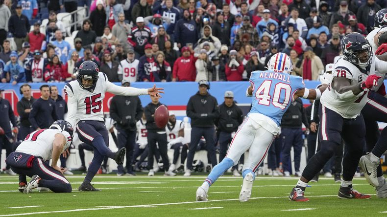 Kaimi Fairbairn (15) de los Texans de Houston patea el gol de campo para vencer a los Titants de Tennessee, el domingo 17 de diciembre de 2023, en Nashville. (AP Foto/George Walker IV)