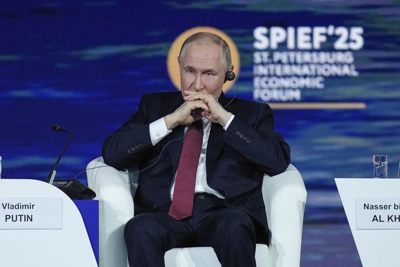 El presidente ruso Vladímir Putin asiste a una sesión plenaria del Foro Económico Internacional de San Petersburgo, Rusia, el viernes 20 de junio de 2025. (AP Foto/Dmitri Lovetsky)