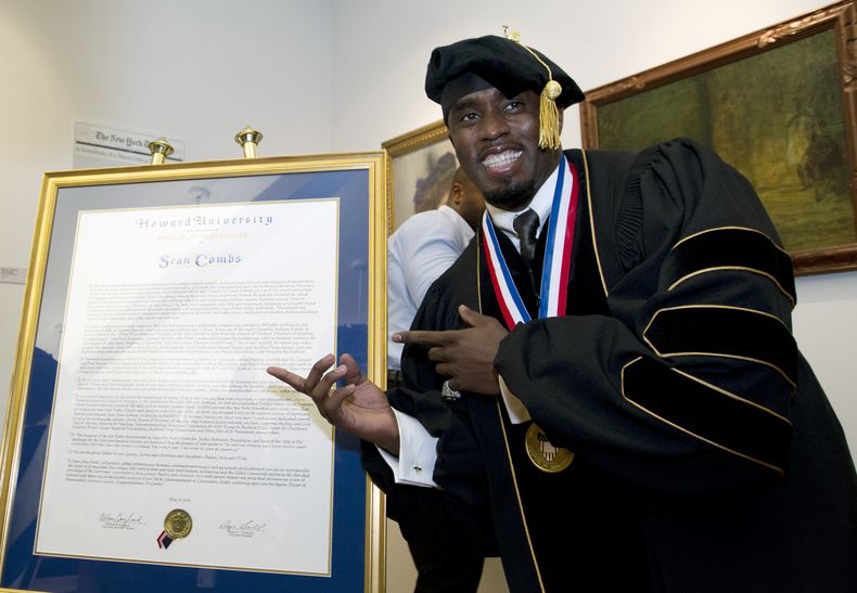 ARCHIVO - El artista y empresario Sean Diddy Combs posa junto a su título honorífico de Doctor en Humanidades durante la ceremonia de graduación en la Universidad Howard en Washington, el sábado 10 de mayo de 2014. En una decisión, el viernes 7 de junio de 2024, la Universidad Howard cortó lazos con Combs tras la difusión de un video donde golpea a su exnovia Cassie. (Foto AP/José Luis Magaña, Archivo)