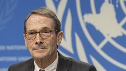Erik Mose, presidente de la Comisión Independiente de Investigación de la ONU sobre Ucrania, habla sobre la publicación de un extenso reporte por parte de la comisión durante una conferencia de prensa en la sede de la ONU en Ginebra, el lunes 25 de septiembre de 2023. (Magali Girardin/Keystone vía AP)