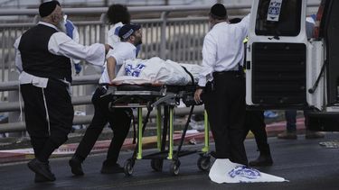 Personal del servicio israelí de rescate y recuperación Zaka lleva el cuerpo de una víctima en el lugar de un tiroteo que dejó varios muertos y heridos en Jerusalén, el lunes 8 de septiembre de 2025. (AP Foto/Mahmoud Illean)