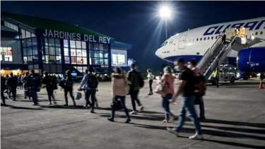 comienzan a llegar a cuba cientos de medicos desde venezuela tras la caida de maduro