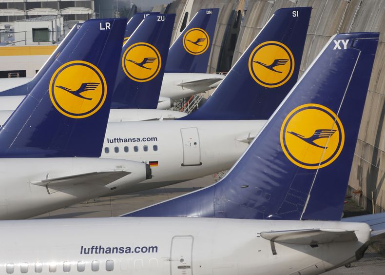 Aviones de Lufthansa estacionados en el aeropuerto de Frankfurt, Alemania, el 2 de abril del 2014. El sindicato de pilotos realiz&oacute; una huelga de seis horas el 4 de septiembre del 2014. (AP Foto/Michael Probst,Archivo)