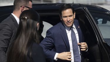 El secretario de Estado estadounidense, Marco Rubio, baja de su vehículo para abordar su avión y salir del Aeropuerto Internacional Jean Lesage, el viernes 14 de marzo de 2025, en Quebec, Canadá. (Saul Loeb, foto compartida vía AP)