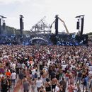La gente escucha a Odymel y Pegassi actuando en el festival de música Tomorrowland en Boom, Bélgica, el viernes 18 de julio de 2025, dos días después de que un gran incendio el miércoles dañara gravemente la parte trasera del escenario principal. (Foto AP/Omar Havana)