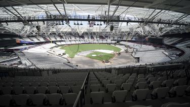 Una vista general del London Stadium, casa del West Ham United, mientras se transforma el terreno de juego en un diamante de béisbol, el jueves 15 de junio de 2023. (Lucy North/PA vía AP)