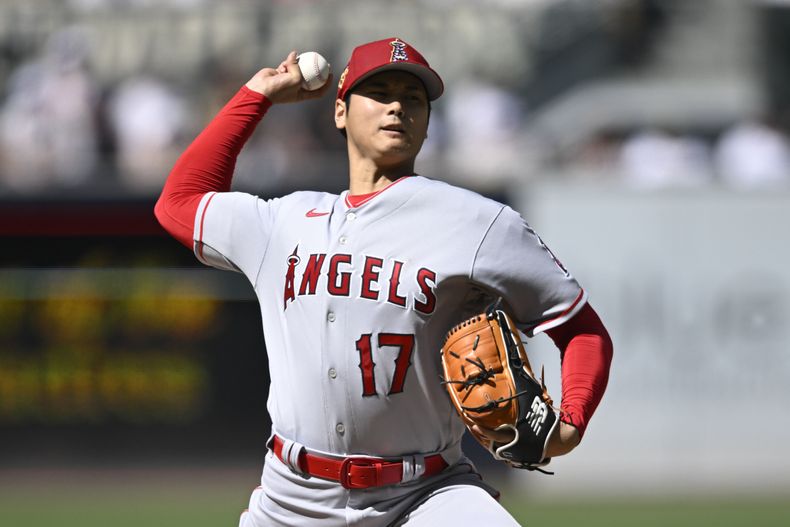 El abridor de los Angelinos de Los Ángeles Shohei Ohtani lanza en la primera entrada del juego ante los Padres de San Diego el martes 4 de julio del 2023. (AP Foto/Denis Poroy)