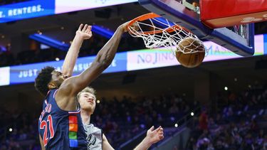 Filadeflia alarga su racha con triunfo sobre Spurs 119-100